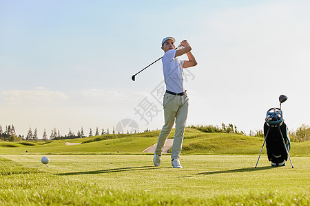 迷你高尔夫打高尔夫球的男性背景