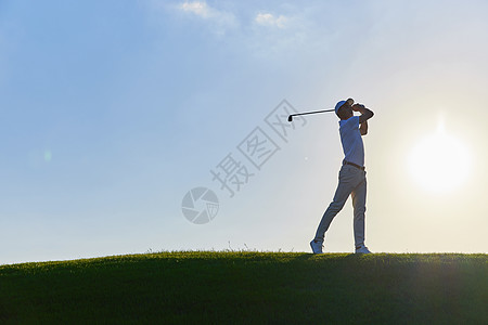 阳光下打高尔夫的男性剪影图片