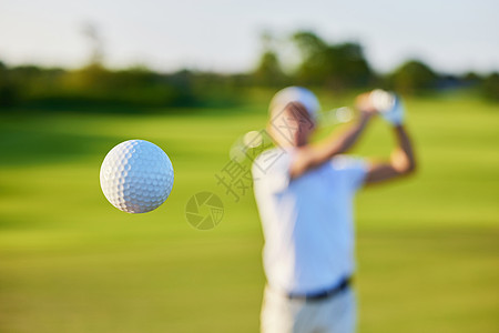 空旷草地飞起来的高尔夫球特写背景