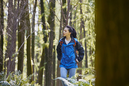 徒步女生欣赏景色图片