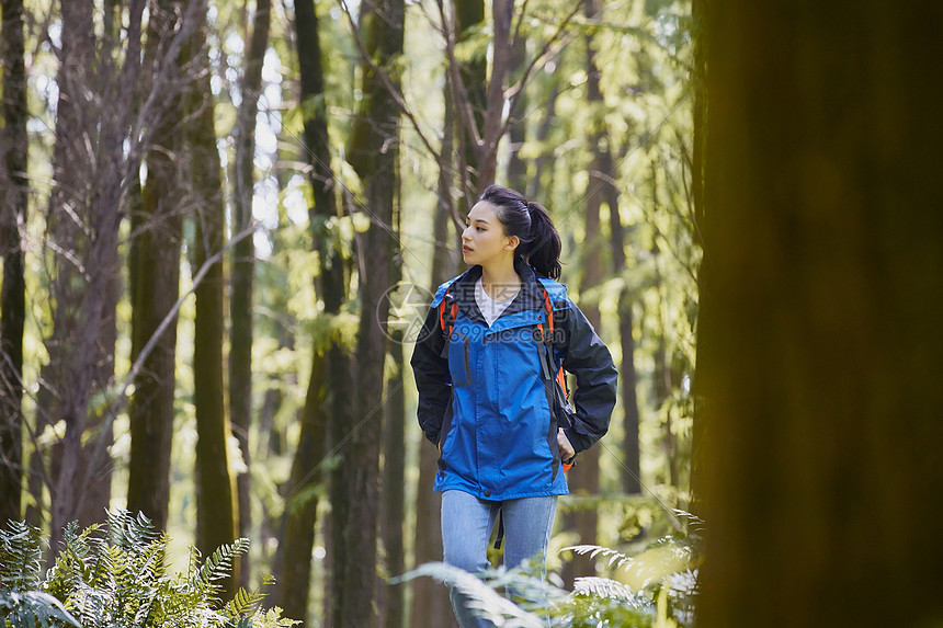 徒步女生欣赏景色图片