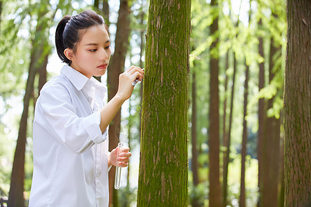 采集植物的女性科学家图片