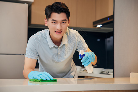 男青清洁厨房餐台图片
