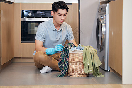 年轻男士在家使用洗衣机洗衣服图片