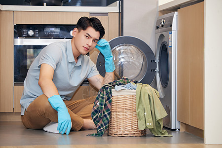 年轻男性居家洗衣服图片