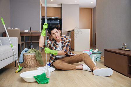 年轻男士做家务疲惫状态图片