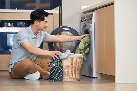 单身男性年轻男性居家使用洗衣机洗衣服背景