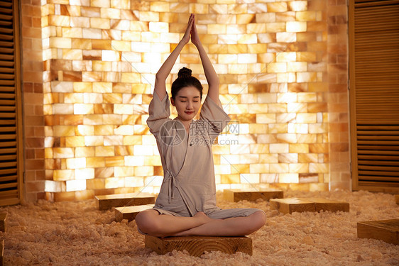 年轻女性在桑拿房做瑜伽图片