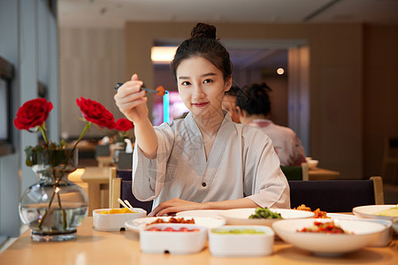 食物 美女 健身青年美女在汤泉馆美食区享用美食背景