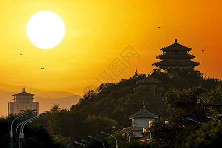 夕阳红下的景山公园万春亭图片