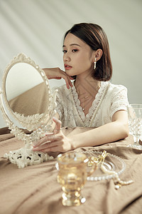 项链饰品年轻气质美女照镜子背景