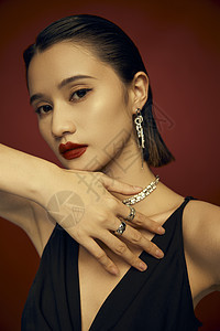 时尚酷女孩戒指和耳钉展示背景图片
