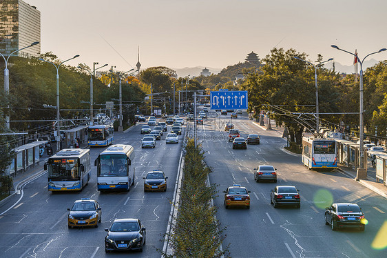 日落东四西大街繁忙的交通图片