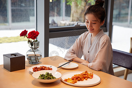 青年美女在汤泉馆美食区享用美食图片