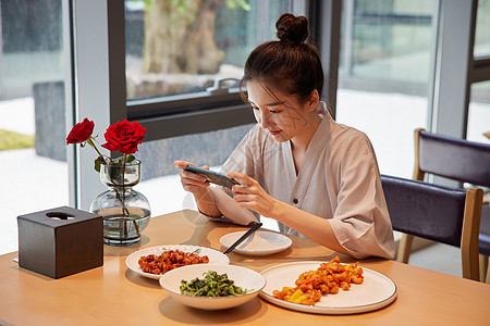 青年美女在汤泉馆美食区享用美食图片