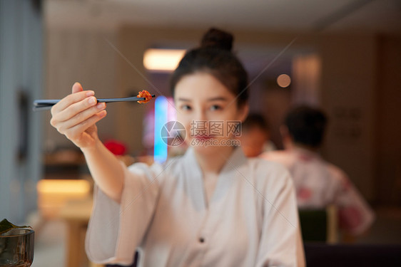 青年美女在汤泉馆美食区享用美食图片