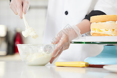 女性烘焙师抹奶油特写高清图片
