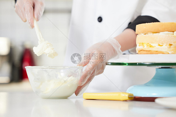 女性烘焙师抹奶油特写图片
