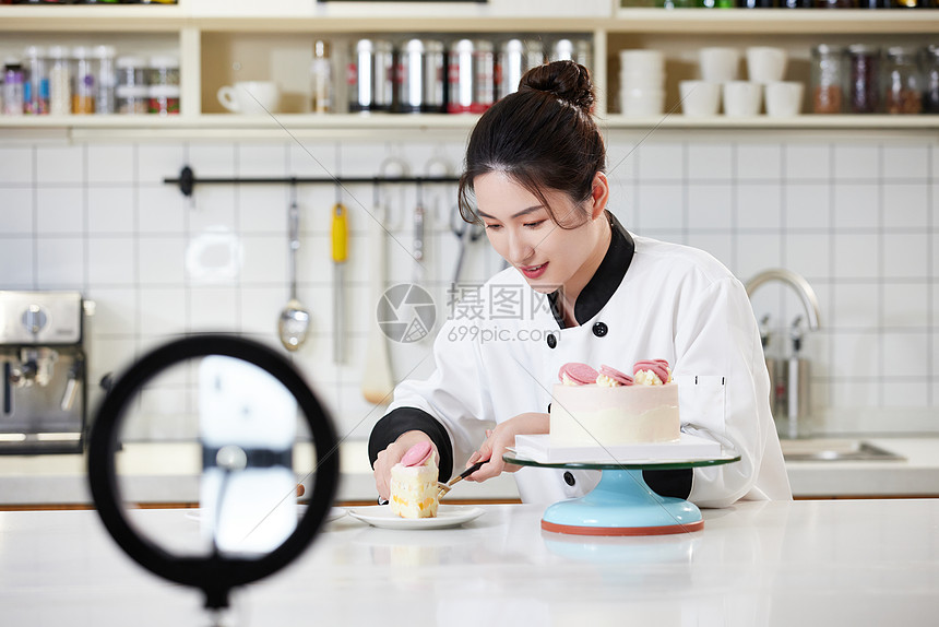 女烘焙师直播制作奶油蛋糕图片