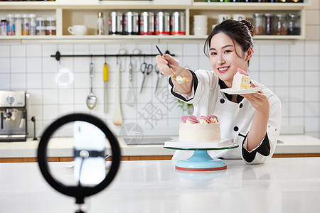 女烘焙师直播吃奶油蛋糕图片