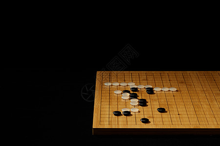 围棋盘上的黑白棋子高清图片