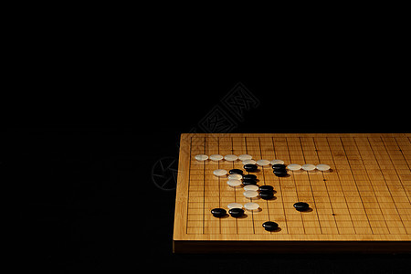 围棋盘上的黑白棋子图片