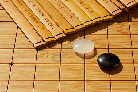 围棋棋盘上的棋子和书高清图片