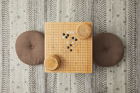 围棋盘上的黑白棋子图片