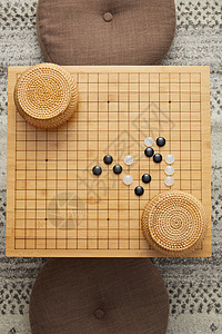 俯视角围棋盘上的黑白棋子背景图片