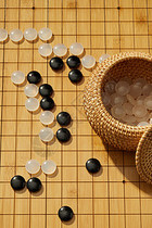 围棋盘上的黑白棋子图片