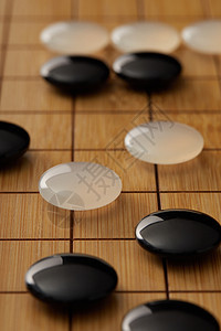 围棋盘上的黑白棋子图片