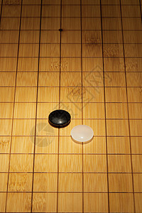 围棋盘上的黑白棋子图片