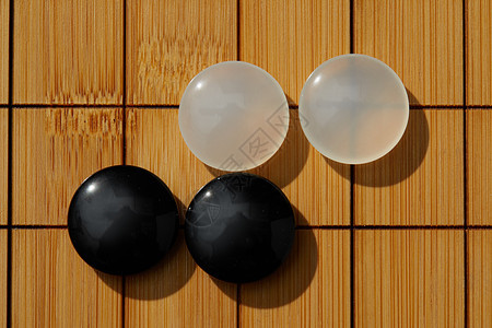 围棋盘上的黑白棋子图片