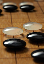 围棋盘上的黑白棋子图片