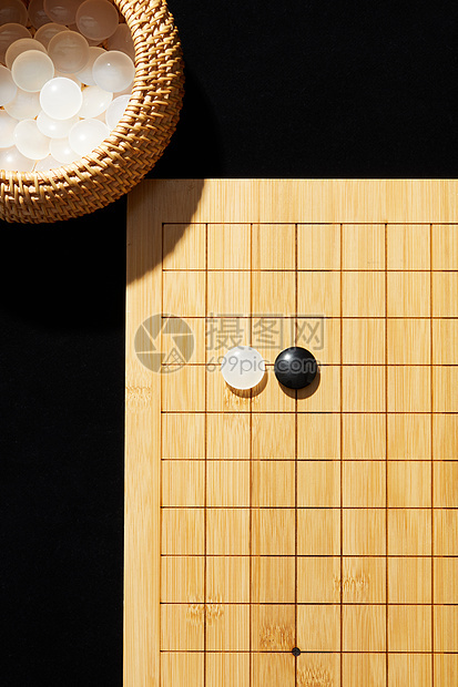 围棋盘上的黑白棋子图片