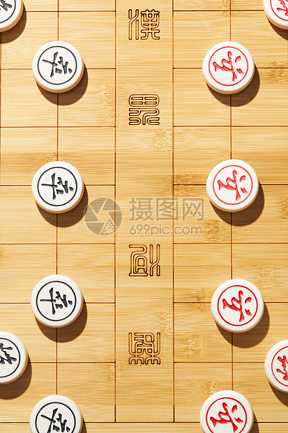 俯视阳光下的象棋棋盘图片