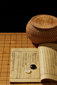 围棋棋盘上的棋子和书图片