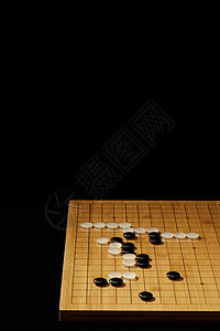 围棋盘上的黑白棋子图片