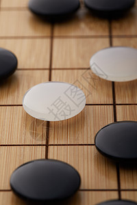 围棋盘上的黑白棋子图片