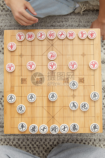 俯视两个人在象棋对弈