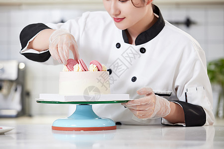 女性烘焙师装饰蛋糕特写西点高清图片素材