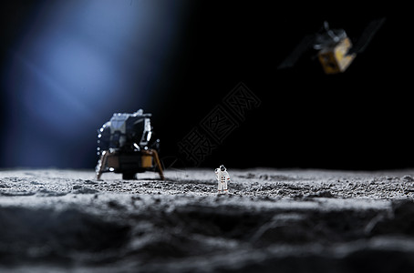 月球表面从登月设备上下来的宇航员和卫星背景