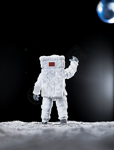 宇航员站在月球表面向地球挥手图片