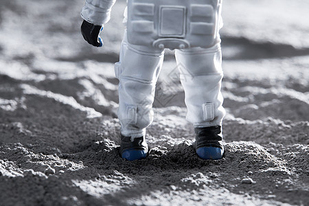 宇航员站在月球表面脚部特写图片