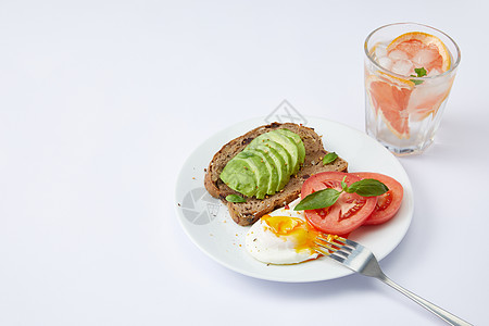 蒸水蛋白色桌子上的精致健康早餐背景