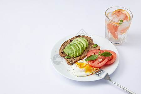 白色桌子上的精致健康早餐图片