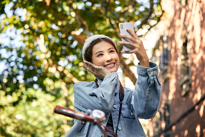 清新美女逛街自拍图片