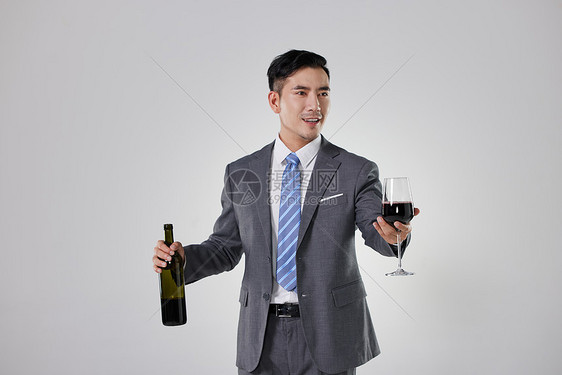 商务男性聚会上敬酒动作图片