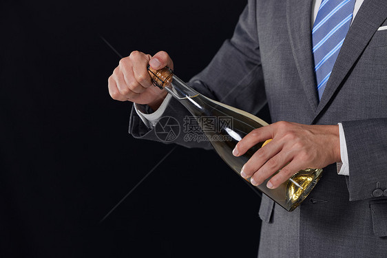 商务男性开香槟动作特写图片