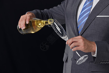 品酒的男性商务人士背景图片